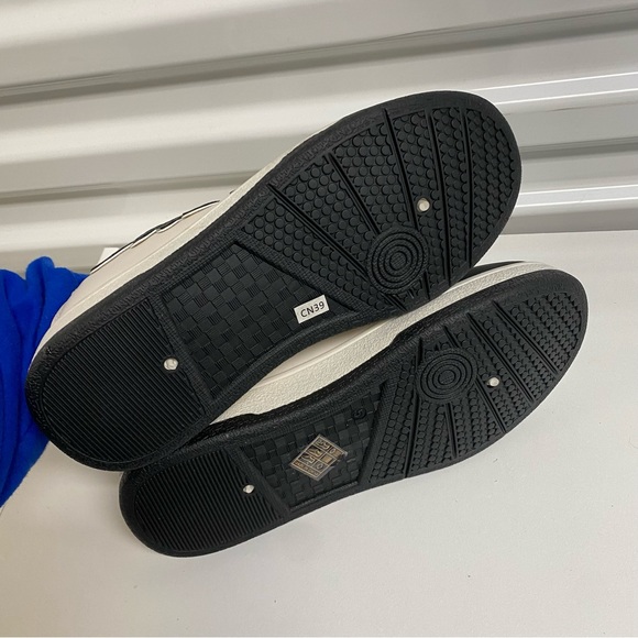 Black and white sneakers - Picture 3 of 3